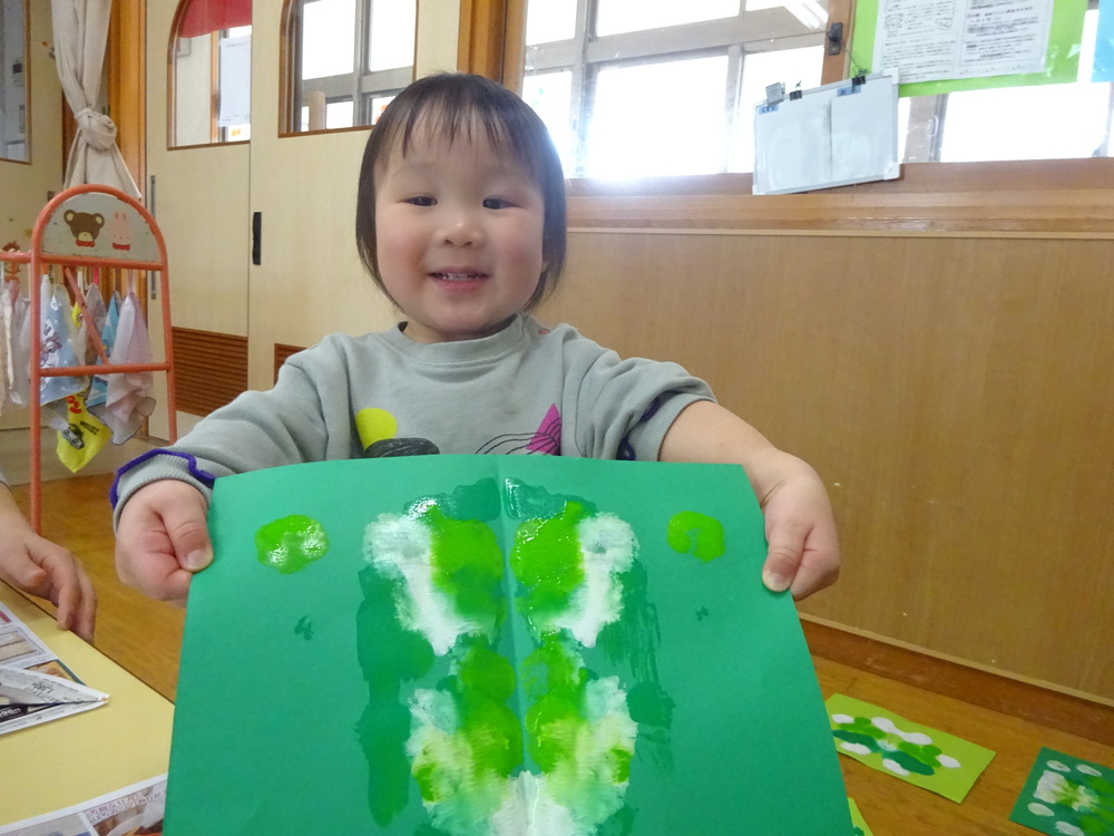 デカルコマニーをしている子ども (5)