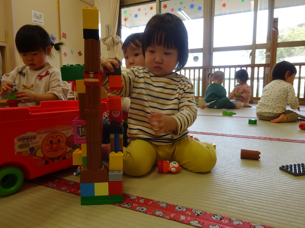 ブロックで遊ぶ子ども (1)