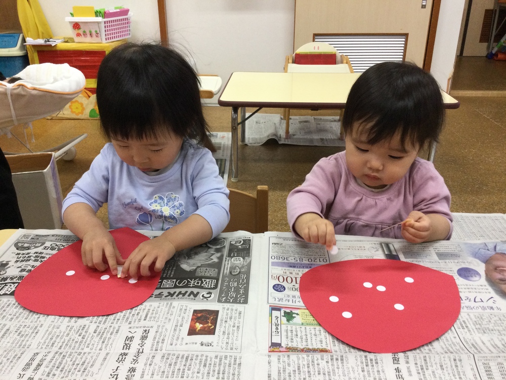 製作をする子ども (7)