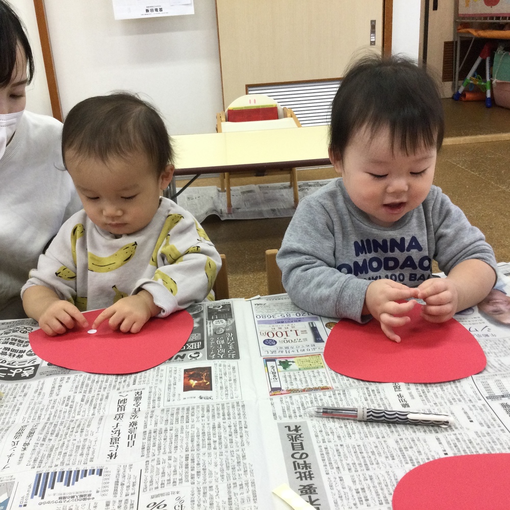 製作をする子ども (11)