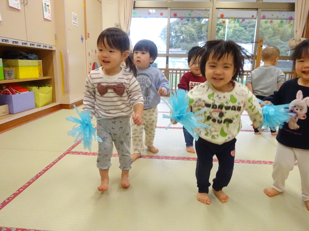 ダンスをしている子ども (2)