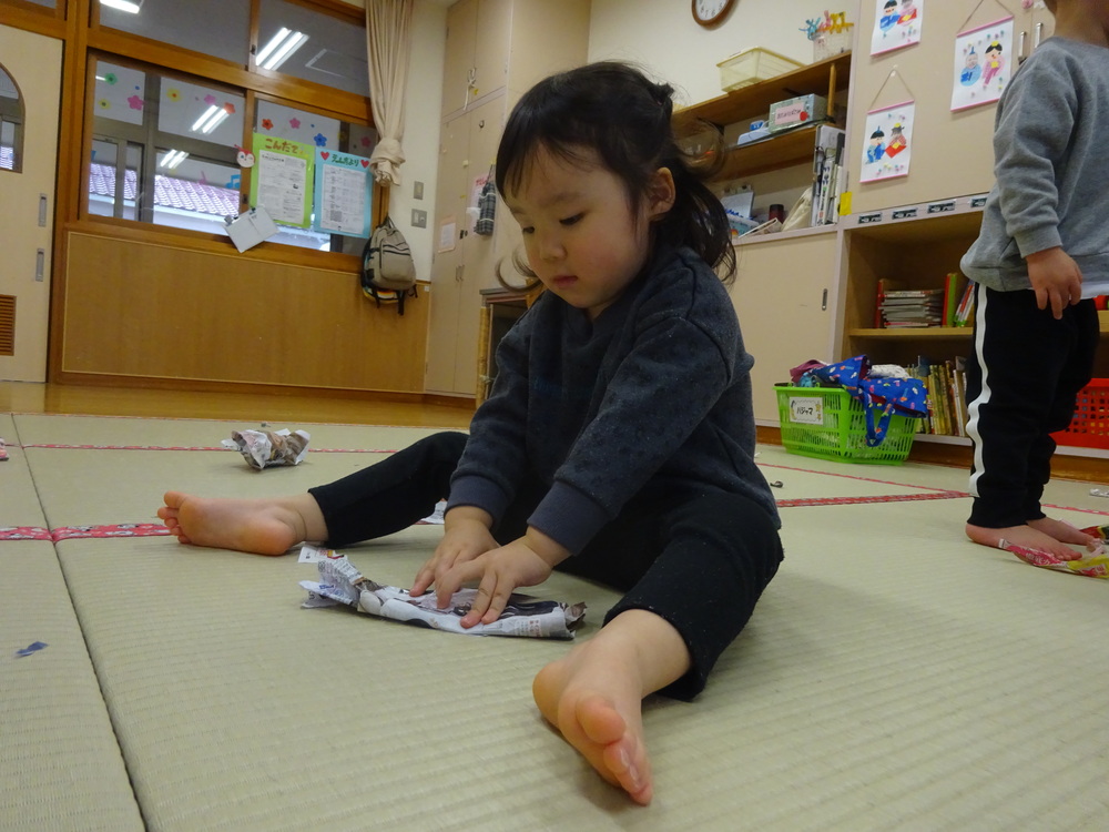 広告紙遊びをしている子ども (9)