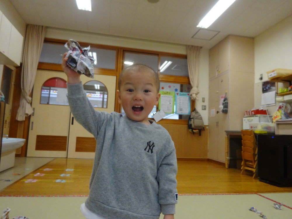 広告紙遊びをしている子ども (11)