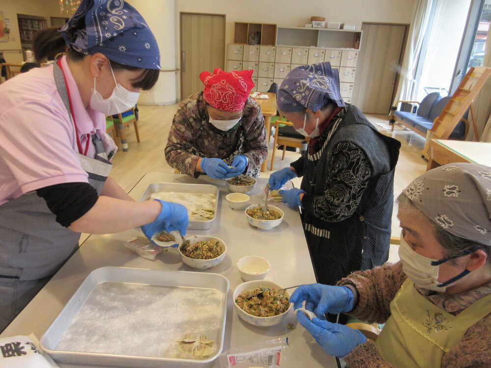 餃子を包んでいる様子