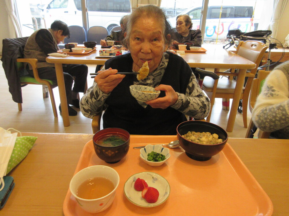 餃子を食べている