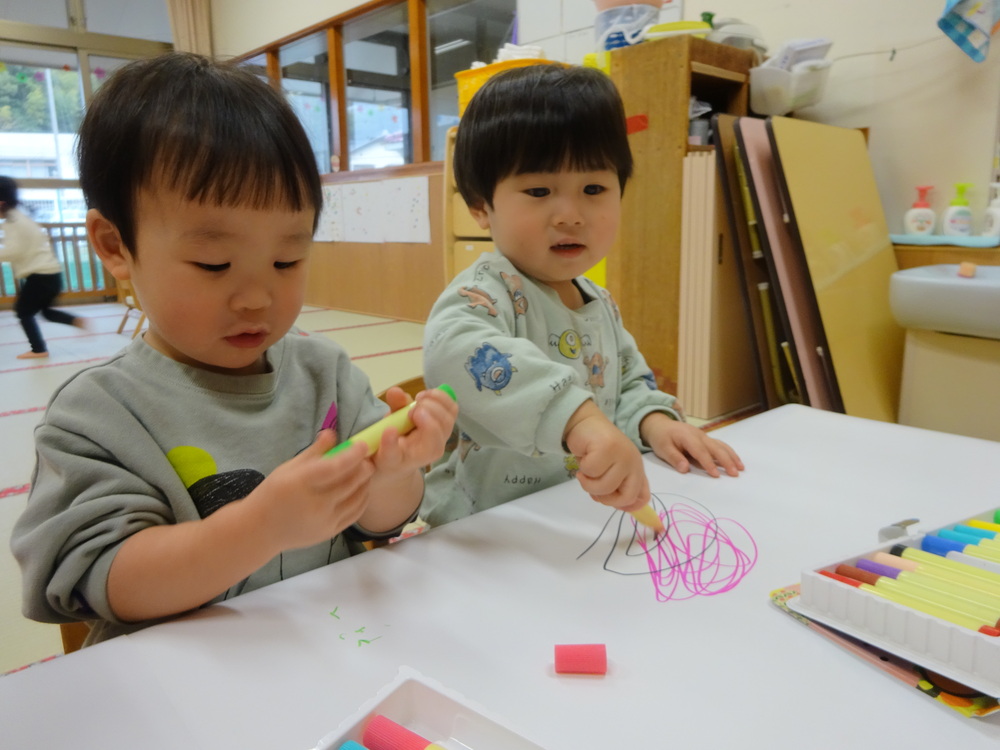 室内遊びを楽しむ子ども (2)
