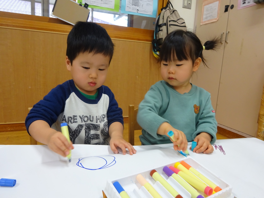 室内遊びを楽しむ子ども (3)