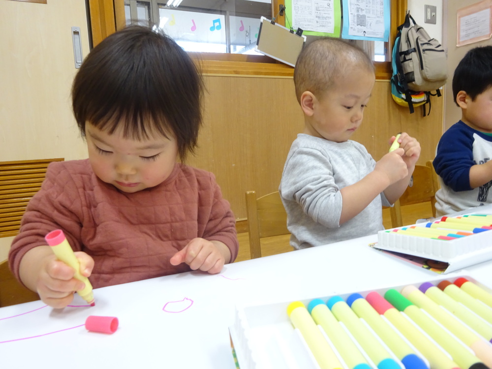 室内遊びを楽しむ子ども (4)