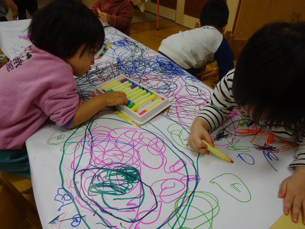 室内遊びを楽しむ子ども (7)