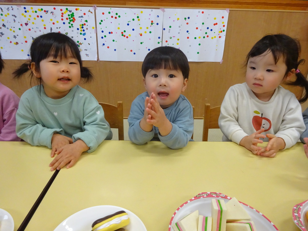 パン屋さんごっこをしている子ども (2)