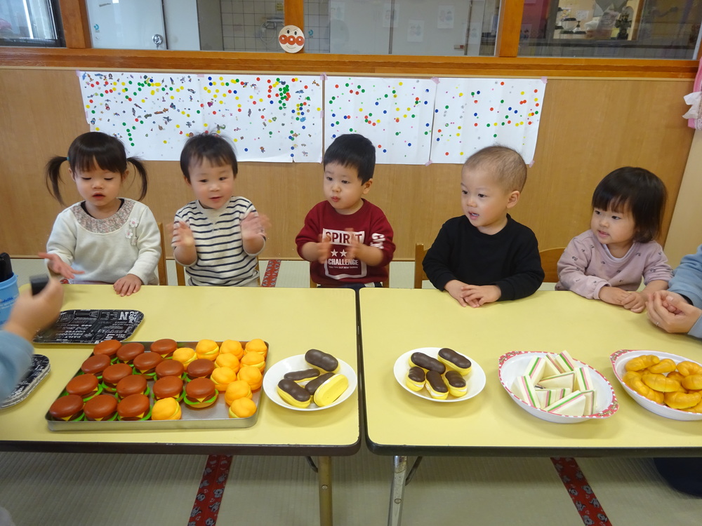 パン屋さんごっこをしている子ども (9)