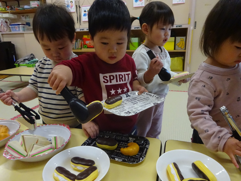 パン屋さんごっこをしている子ども (3)