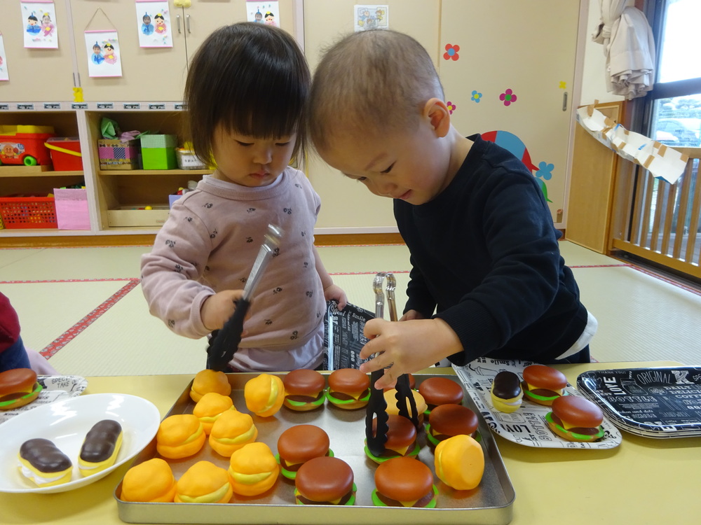 パン屋さんごっこをしている子ども (4)