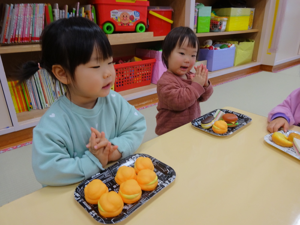 パン屋さんごっこをしている子ども (12)