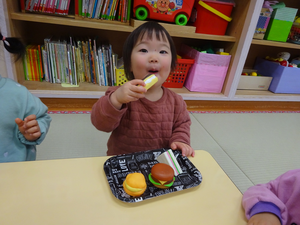 パン屋さんごっこをしている子ども (1)