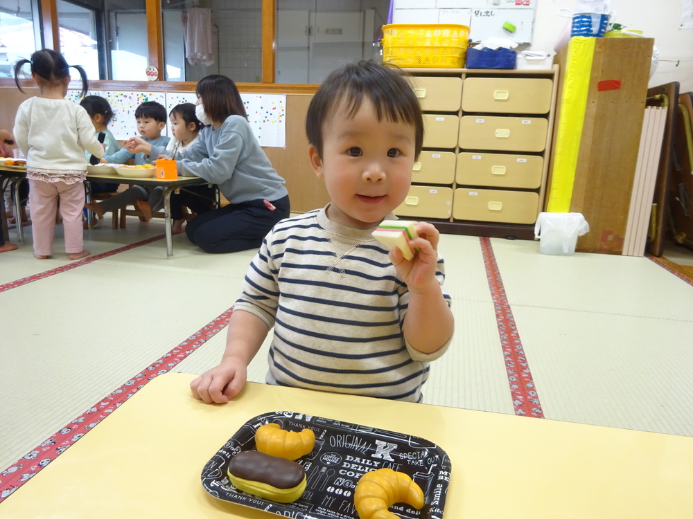 パン屋さんごっこをしている子ども (5)