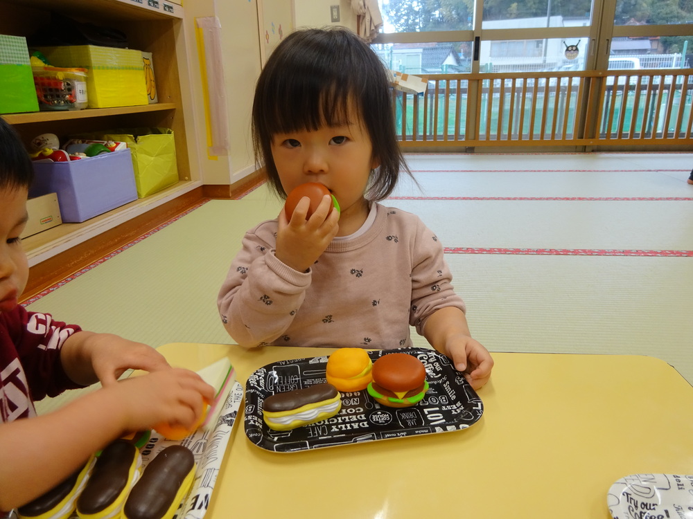 パン屋さんごっこをしている子ども (8)