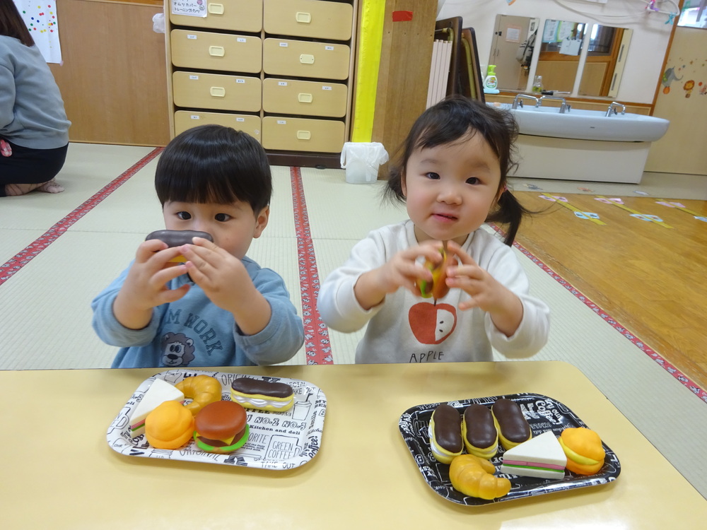 パン屋さんごっこをしている子ども (11)