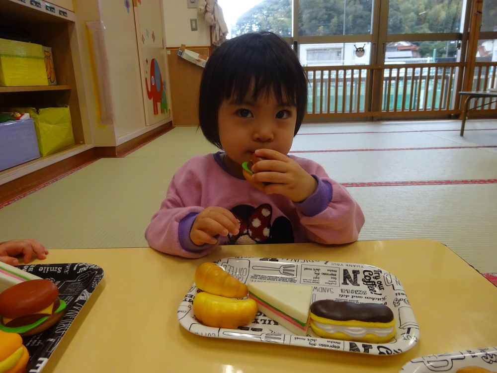 パン屋さんごっこをしている子ども (13)