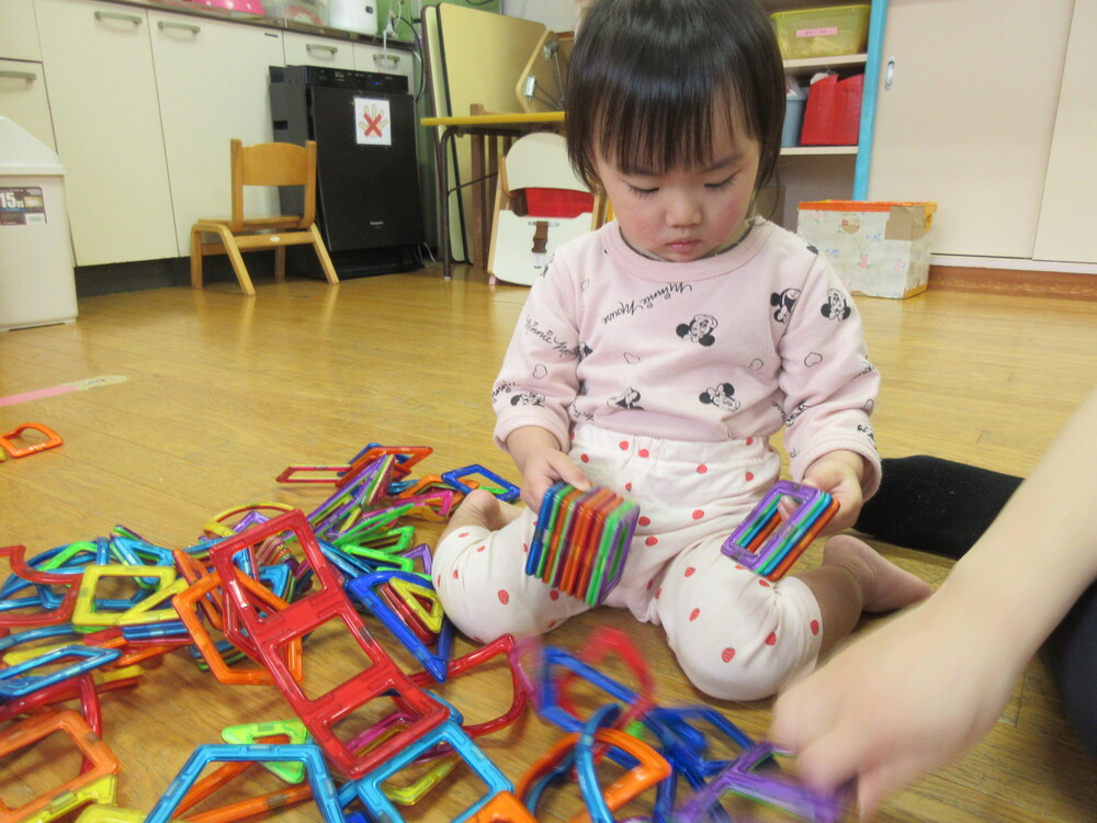 マグブロックで遊んでいる様子 (1)