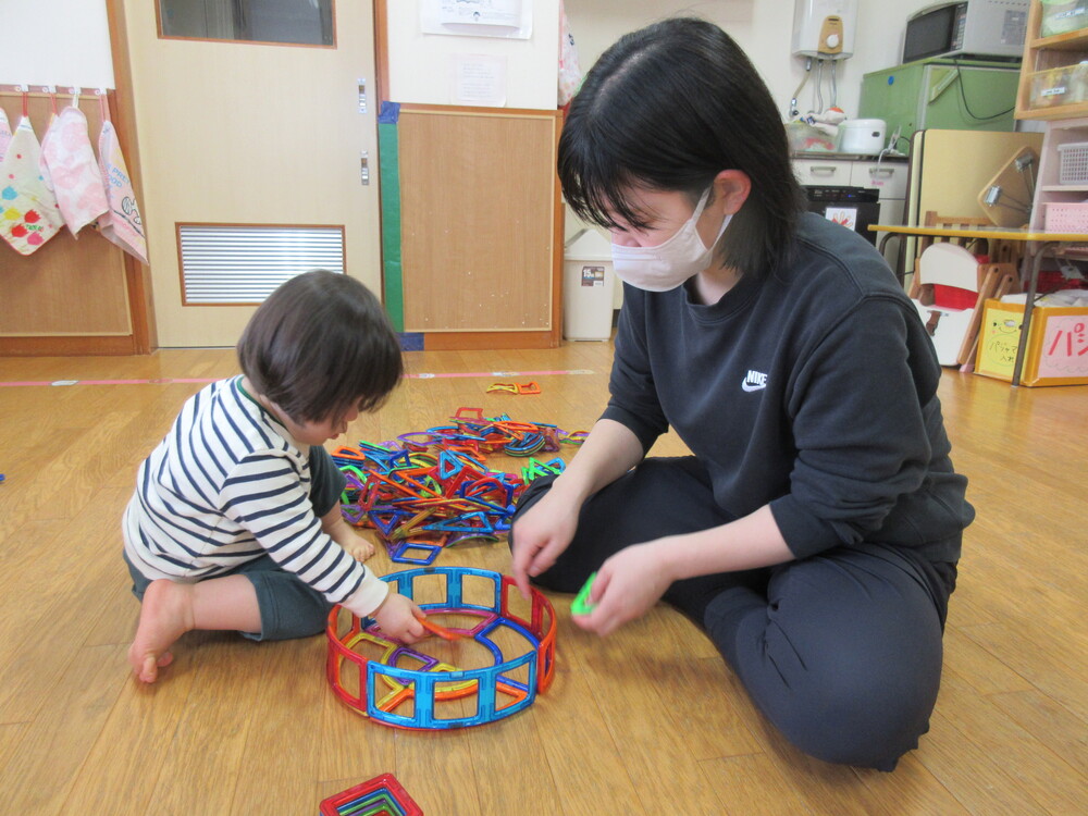 マグブロックで遊んでいる様子 (2)