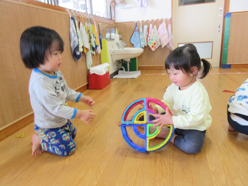 マグブロックで遊んでいる様子 (3)