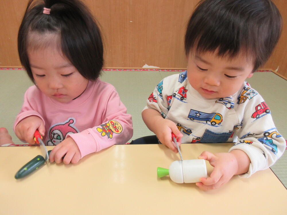 ままごと遊びをしている様子 (2)
