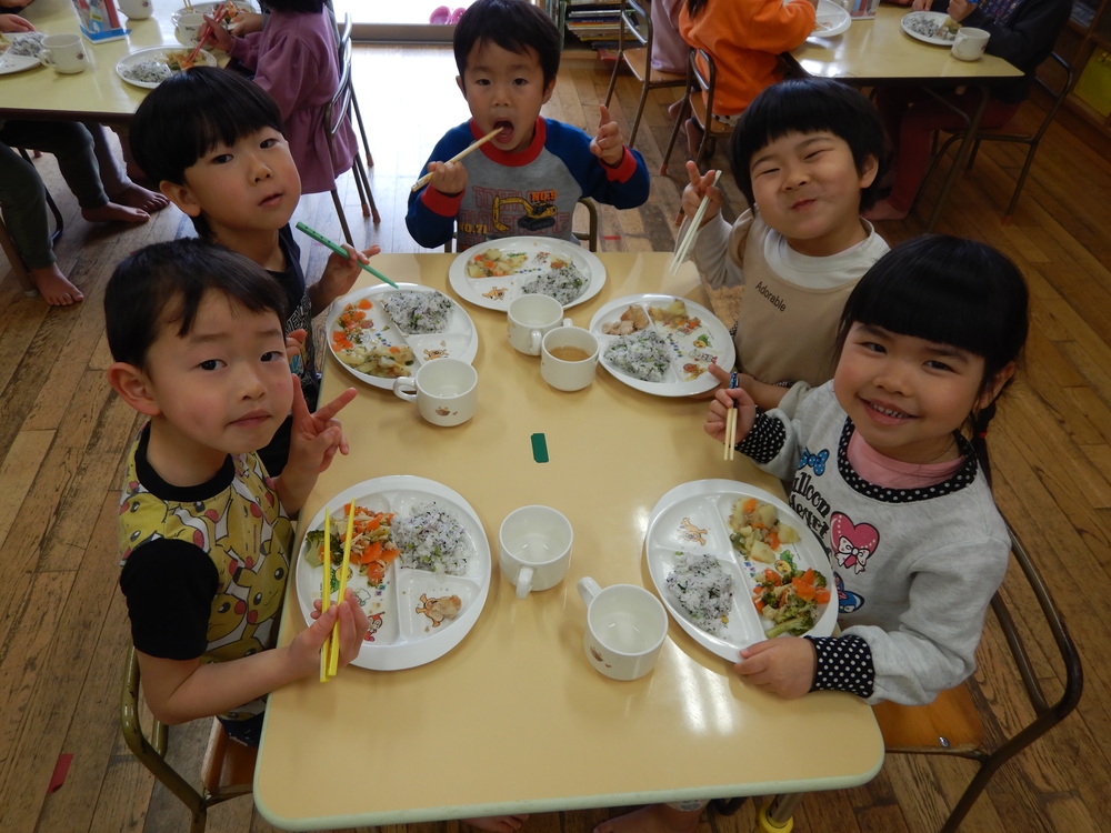 給食の様子２