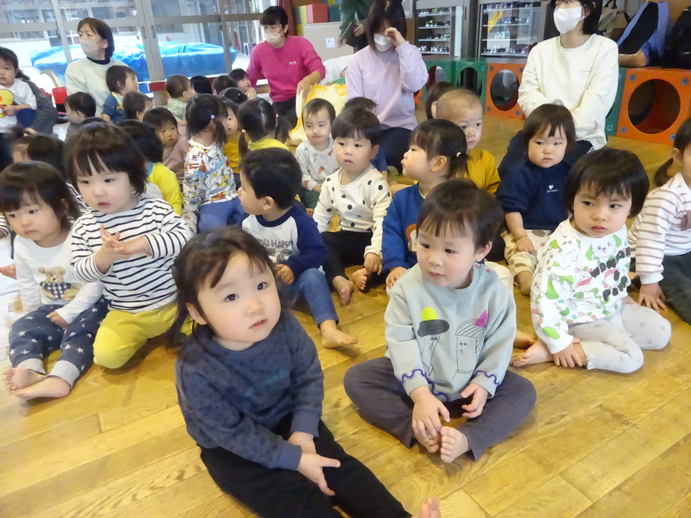 誕生会に参加する子ども (1)