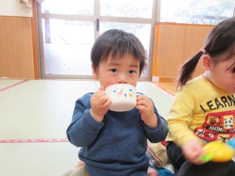 人形で遊ぶ子どもたち 