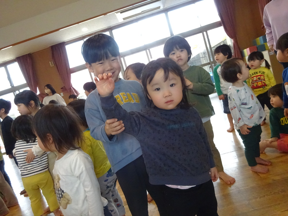 誕生会に参加する子ども (10)