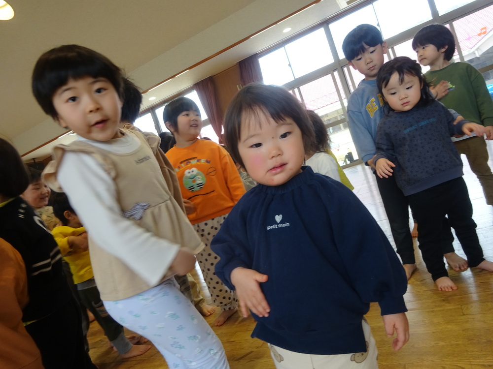 誕生会に参加する子ども (11)