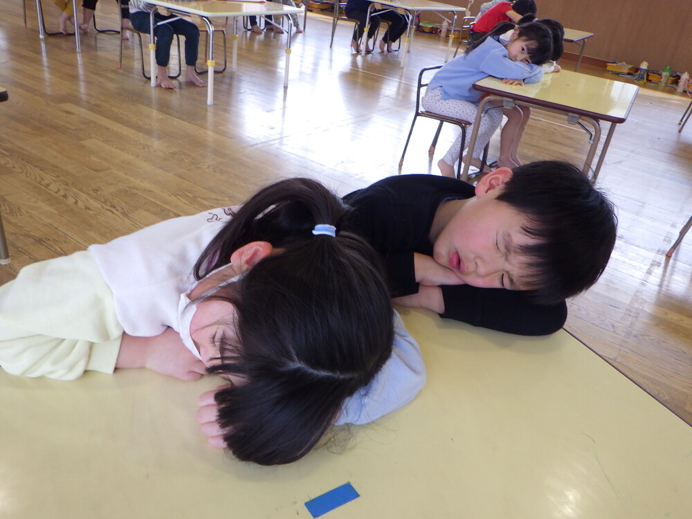 寝る