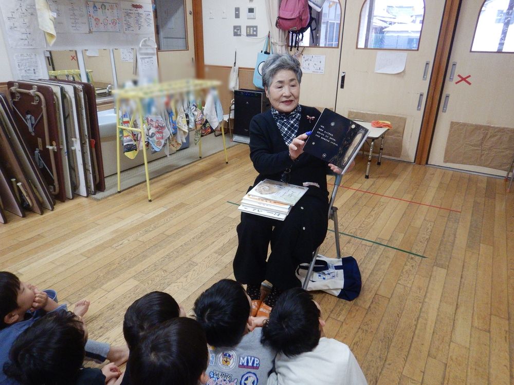 絵本の読み聞かせ