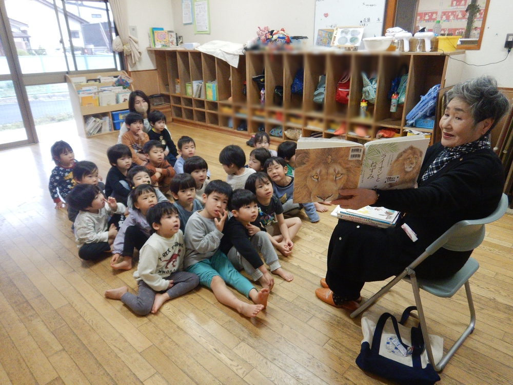 絵本の読み聞かせ