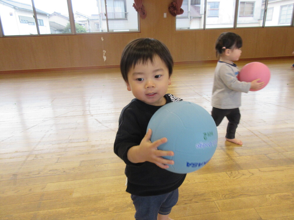 ボールで遊んでいる様子 (4)