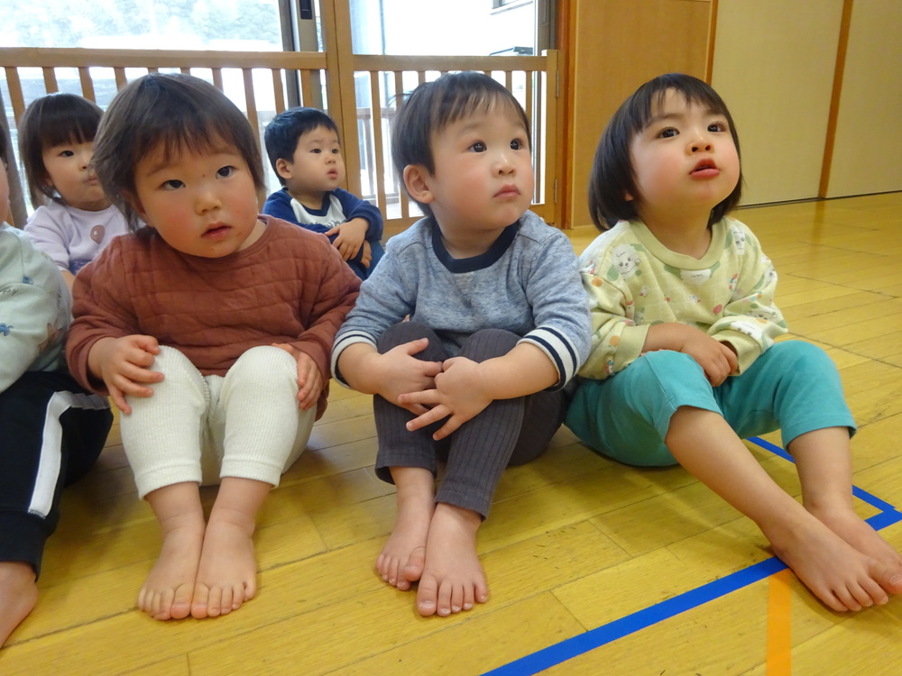 みかん組の部屋で遊ぶ子ども (3)