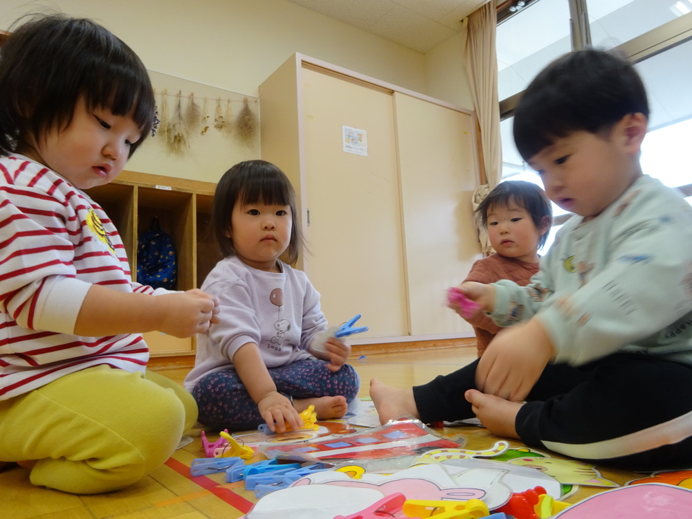 みかん組の部屋で遊ぶ子ども (5)