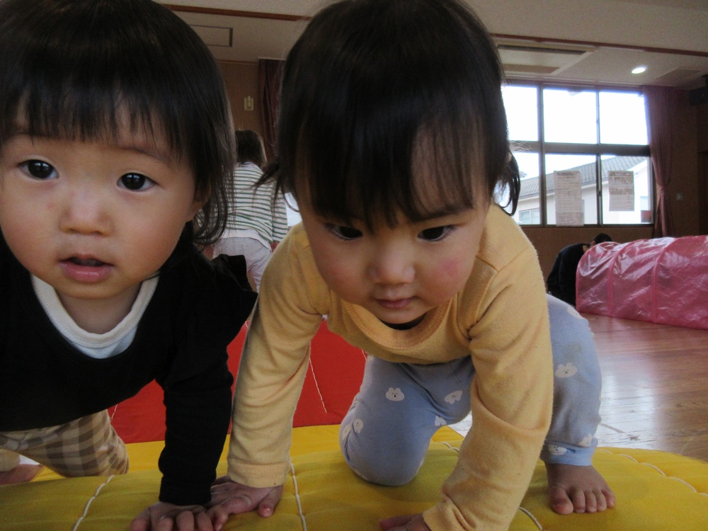 遊戯室で遊んでいる様子 (1)