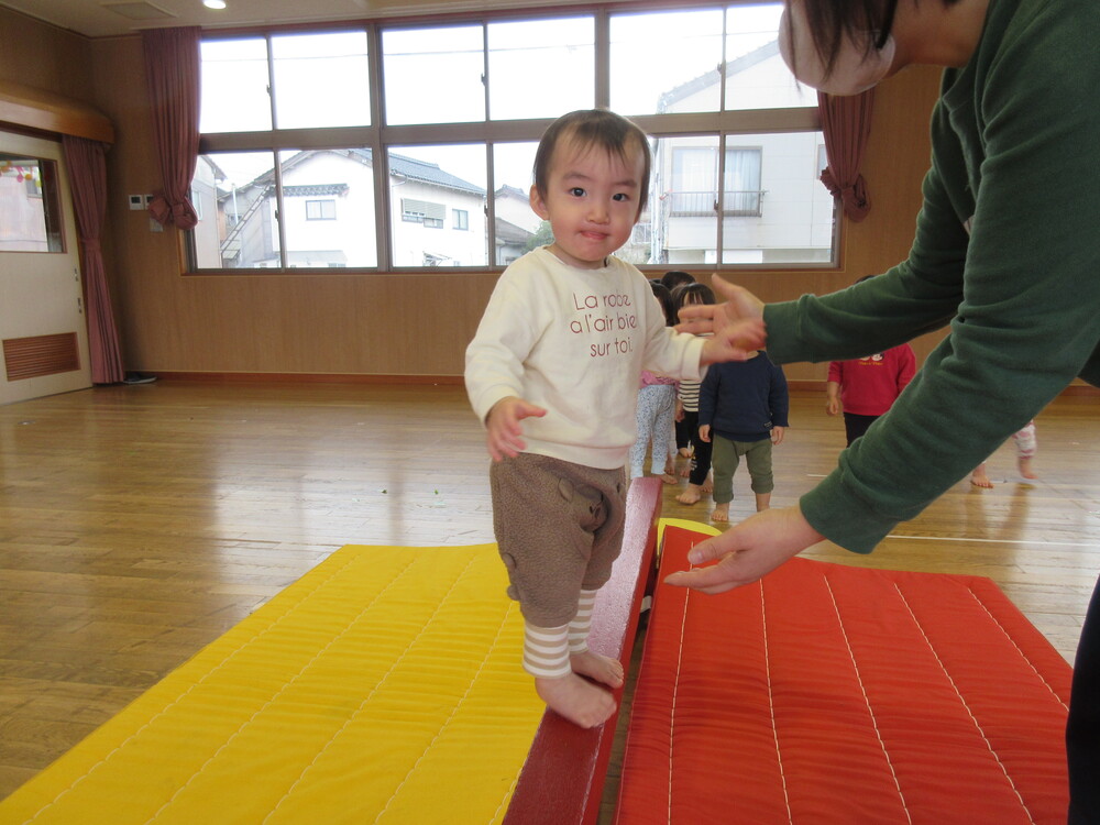 遊戯室で遊んでいる様子 (3)