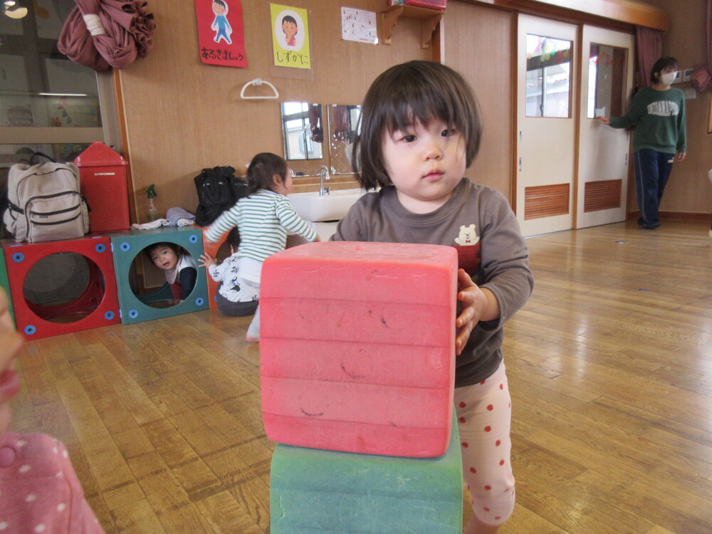 遊戯室で遊んでいる様子 (7)