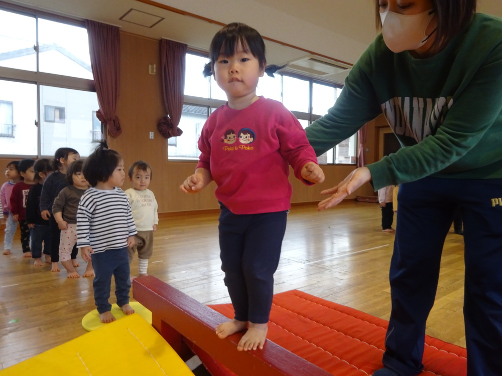 平均台を歩く子ども (2)