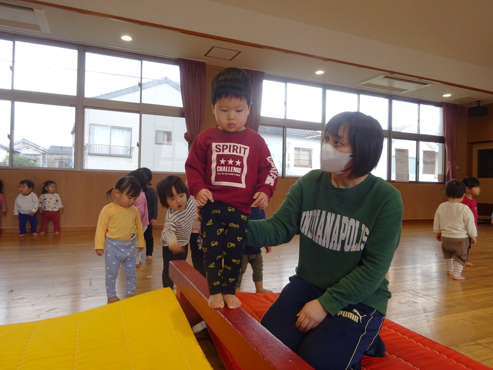 平均台を歩く子ども (3)