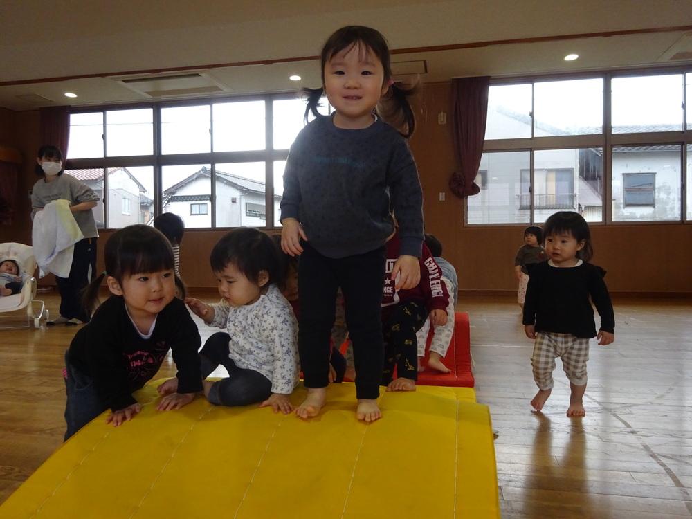 マットの山で遊ぶ子ども