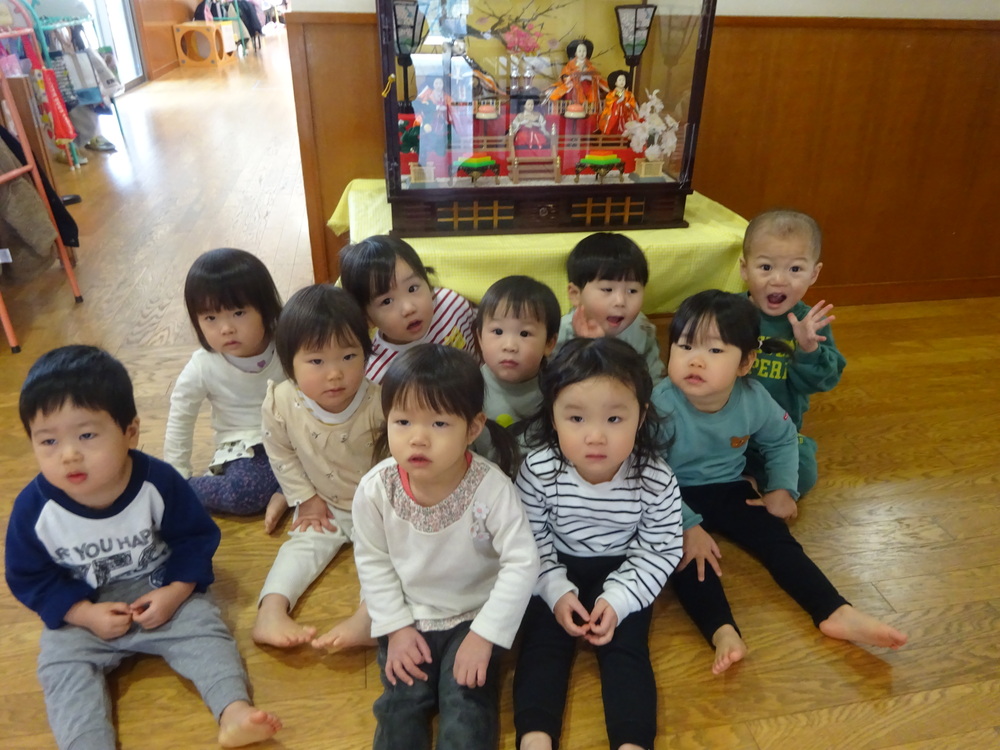 雛人形を見ている子どもたち (2)