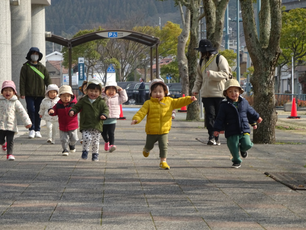 かけっこをしている子どもたち (1)