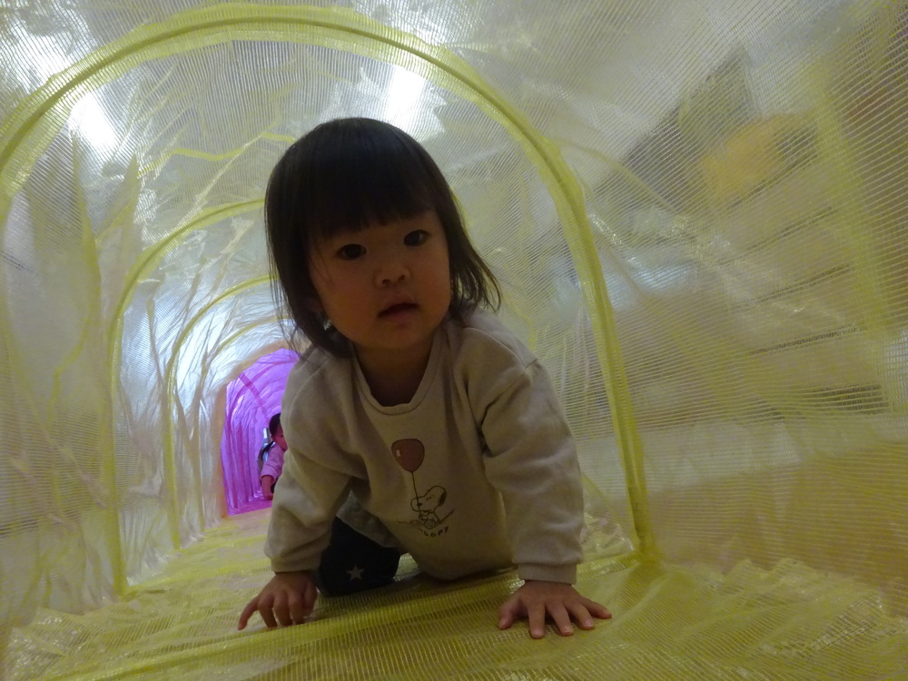 トンネル遊びを楽しむ子ども１