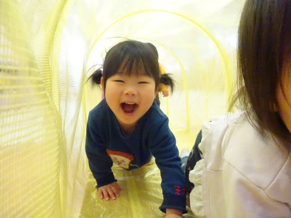 トンネル遊びを楽しむ子ども６