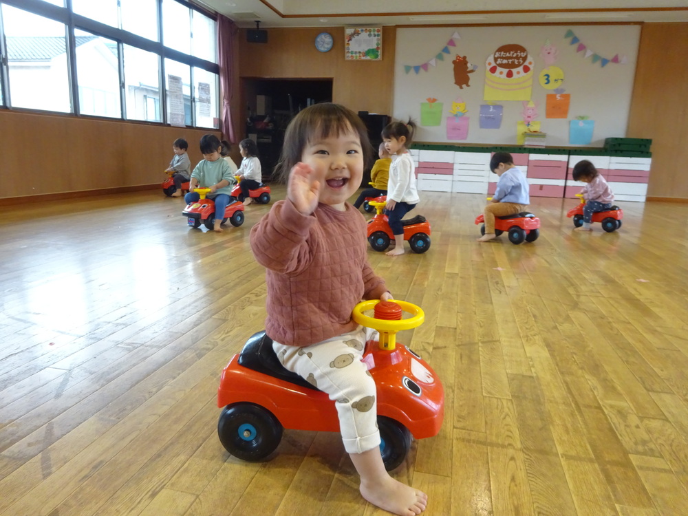 コンビカーで遊ぶ子ども (4)