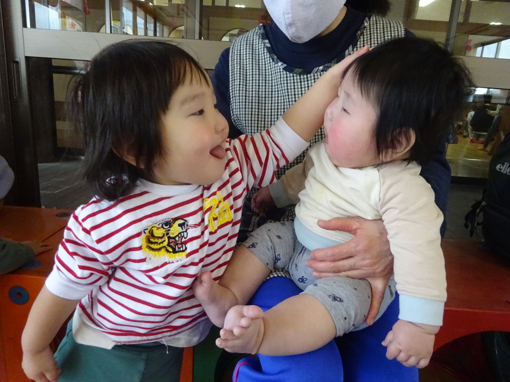 小さいこと遊んでいる子ども